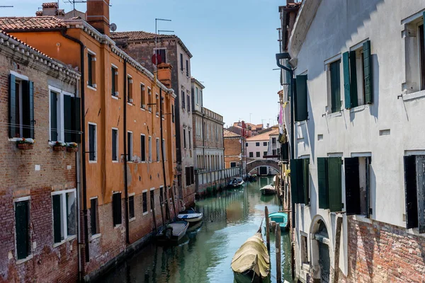 Europa Italia Venecia Una Calle Ciudad Estrecha Con Edificios Fondo — Foto de Stock