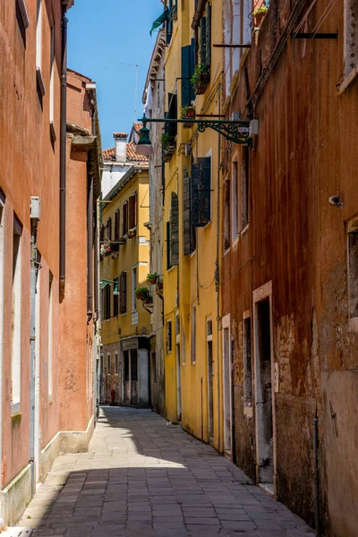 ヨーロッパ イタリア ヴェネツィア レンガ造りの建物の前の狭い通り — ストック写真