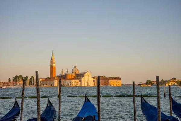 Gondolas Amarradas Por Plaza San Marcos Con Iglesia San Giorgio — Foto de Stock