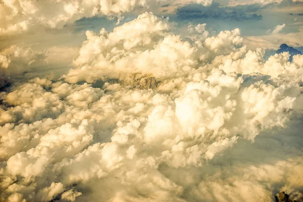 Moln Över Snöklädda Österrikiska Alperna Sett Från Ett Flygplansfönster Europa — Stockfoto