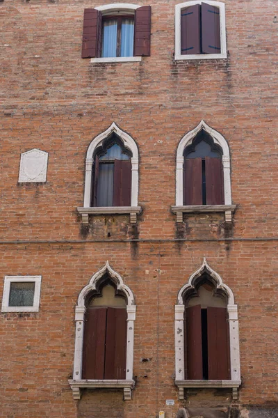 Italien Venedig Antike Fenster Einem Roten Gebäude — Stockfoto