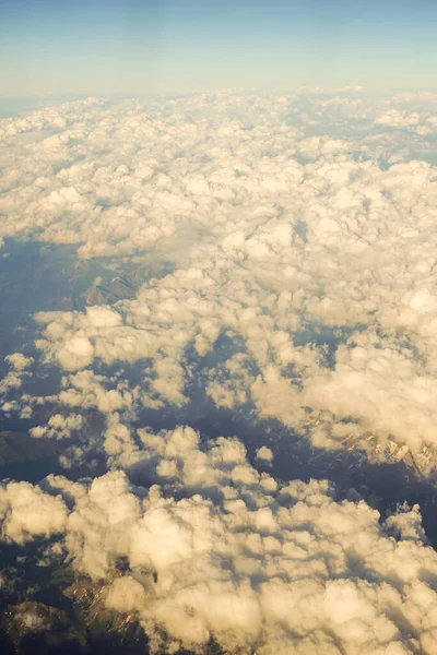 从飞机窗口看到的覆盖着积雪的乌云覆盖了奥地利阿尔卑斯山 — 图库照片
