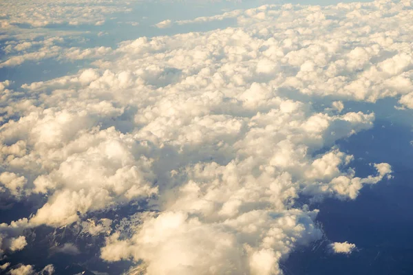 유럽의 비행기 창문에서 오스트리아 알프스산맥의 눈덮인 — 스톡 사진