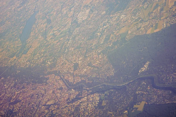 베네치아에서 폴까지 비행기 창에서 지면의 — 스톡 사진