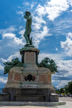 Florence, İtalya - 25 Haziran 2018: Michelangelo David 'in Floransa' daki Piazzale Michelangelo Meydanı 'ndaki heykelinin turistleri