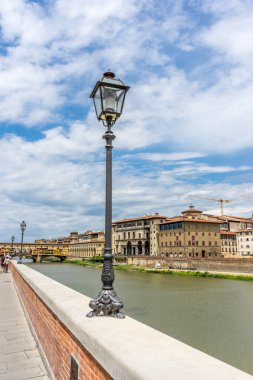 Floransa, İtalya - 25 Haziran 2018: Floransa, İtalya 'daki Arno Nehri üzerindeki Ponte Vecchio
