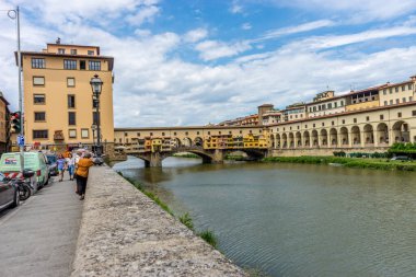 Floransa, İtalya - 25 Haziran 2018: Floransa, İtalya 'daki Arno Nehri üzerindeki Ponte Vecchio