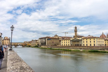 Floransa, İtalya - 25 Haziran 2018: Floransa, İtalya 'daki Arno Nehri üzerindeki Ponte Vecchio