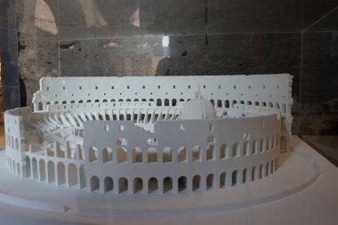 Roma, İtalya - 23 Haziran 2018: İtalya 'nın başkenti Roma' da bir müzede sergilenen kolezyumun küçültülmüş modeli.