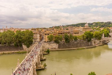 Roma, İtalya - 23 Haziran 2018: Roma, İtalya 'daki Ponte Sant Angelo' daki melekler heykeli