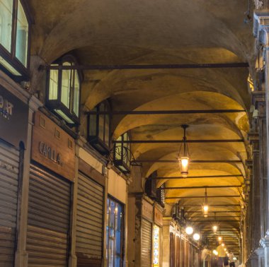 Venedik, İtalya - 30 Haziran 2018: Venedik, İtalya 'da gece Dar Sokak