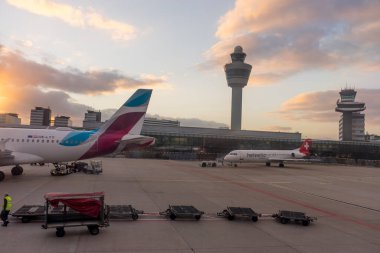 Amsterdam, Schiphol - 22 Haziran 2018: Schiphol havaalanında EuroWings ve Helvetic Airlines uçağı