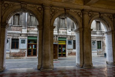 Venedik, İtalya - 01 Temmuz 2018: Venedik, İtalya 'da Sotoportego S.G Eminian ve Poste Italiane postanesi