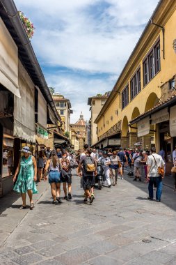 Floransa, İtalya - 25 Haziran 2018: İtalya 'nın Floransa kentindeki Arno Nehri üzerindeki Ponte Vecchio köprüsünde yürüyen turistler