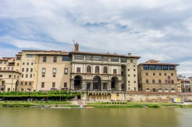 Floransa, İtalya - 25 Haziran 2018: Floransa, İtalya 'daki Arno nehri üzerindeki Uffizi Galerisi