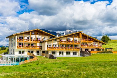 Seiser Alm, İtalya - 29 Haziran 2018: Seiser Alm, Alpe Di Siusi 'nin yamaçlarındaki otel restoranı