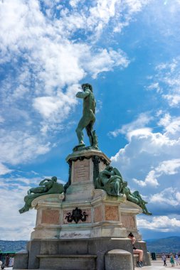 Florence, İtalya - 25 Haziran 2018: Michelangelo David 'in Floransa' daki Piazzale Michelangelo Meydanı 'ndaki heykelinin turistleri