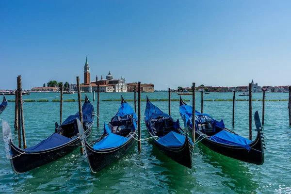 Venedig Italien Juli 2018 Gondolas Förtöjd Markusplatsen Med San Giorgio — Stockfoto