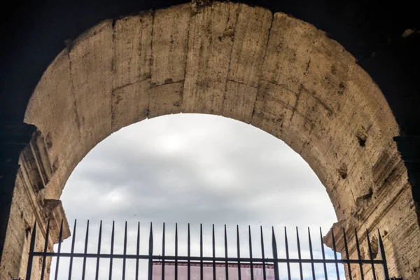 ローマ イタリア 6月2018 フラビアン円形劇場としても知られているローマコロッセオ コロッセオ コロッセオ の入り口の通路のゲートアーチ 有名な世界のランドマーク 景観都市景観 — ストック写真