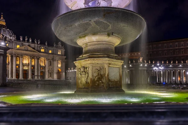 Cité Vatican Italie Juin 2018 Fontaine Eau Est Éclairée Nuit — Photo