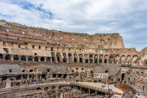 Рим, Италия - 23 июня 2018 года: Интерьер Римского Колизея (Колизей, Колизей), также известного как Флавианский Амфитеатр. Знаменитая достопримечательность мира. Живописный городской пейзаж.