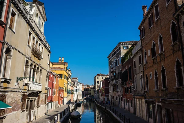 Venecia Italia Junio 2018 Gente Caminando Por Las Estrechas Calles — Foto de Stock