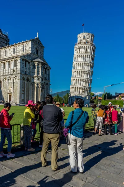 Pisa Itália Junho 2018 Turistas Torre Inclinada Pisa Toscana Itália — Fotografia de Stock