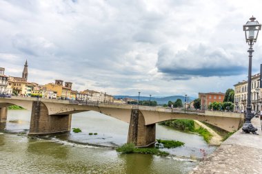 Floransa, İtalya - 25 Haziran 2018: Floransa, İtalya 'da Arno nehri üzerindeki köprü