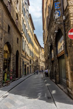 Floransa, İtalya - 25 Haziran 2018: Floransa, İtalya 'nın dar sokaklarında yürüyen turistler