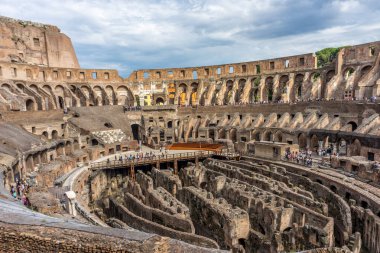 Roma, İtalya - 23 Haziran 2018: Roma Kolezyumu 'nun (Kolezyum, Colosseo) iç kesimi, Flavian Amfitiyatrosu olarak da bilinir. Ünlü dünya simgesi. Manzaralı şehir manzarası.