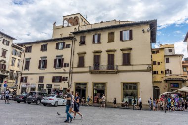 Florence, İtalya - 25 Haziran 2018: İtalya 'nın Floransa kentindeki Piazza San Giovanni' de sokakta yürüyen turistler