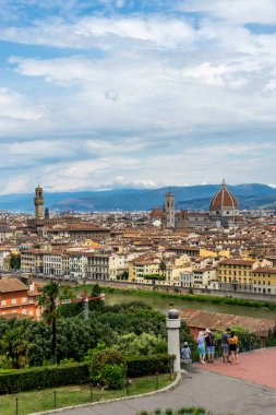 Florence, İtalya - 25 Haziran 2018: İtalya 'nın Floransa kentindeki Piazzale Michelangelo Meydanı' nda turistler