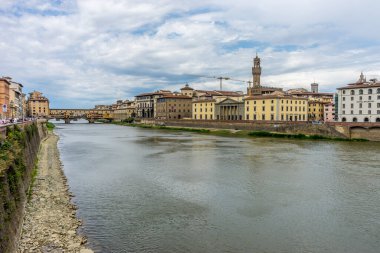 Floransa, İtalya - 25 Haziran 2018: Floransa, İtalya 'daki Arno Nehri üzerindeki Ponte Vecchio