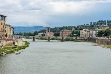 Floransa, İtalya - 25 Haziran 2018: Floransa, İtalya 'daki Arno Nehri üzerindeki Ponte alle Grazie