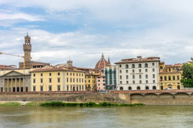 Floransa, İtalya - 25 Haziran 2018: Floransa, İtalya 'daki Arno Nehri üzerindeki Palazzo Vecchio