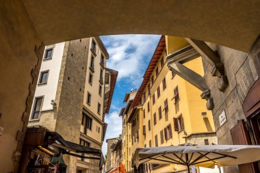 Floransa, İtalya - 25 Haziran 2018: İtalya 'nın Floransa kentindeki Arno Nehri üzerindeki Ponte Vecchio' nun girişindeki kemer