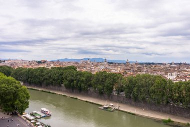 Roma, İtalya - 23 Haziran 2018: Tiber nehri ve köprüsü ile Roma şehri Hadrian Anıtmezarı Castel Sant Angelo 'dan izlendi