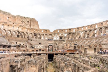 Roma, İtalya - 23 Haziran 2018: Roma Kolezyumu 'nun (Kolezyum, Colosseo) iç kesimi, Flavian Amfitiyatrosu olarak da bilinir. Ünlü dünya simgesi. Manzaralı şehir manzarası.