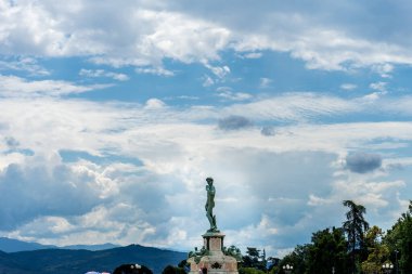 Florence, İtalya - 25 Haziran 2018: Michelangelo David 'in Floransa' daki Piazzale Michelangelo Meydanı 'ndaki heykelinin turistleri