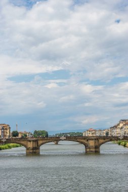Floransa, İtalya - 25 Haziran 2018: Floransa, İtalya 'da Arno nehri üzerindeki köprü