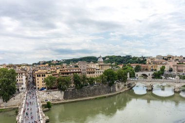 Roma, İtalya - 23 Haziran 2018: Tiber nehri ve köprüsü ile Roma şehri Hadrian Anıtmezarı Castel Sant Angelo 'dan izlendi