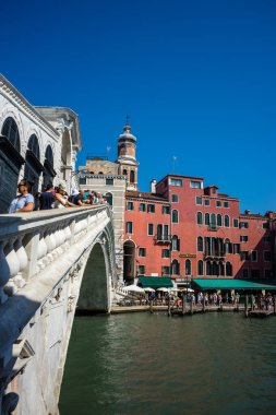 Venedik, İtalya - 30 Haziran 2018: Venedik, İtalya 'daki büyük kanal üzerindeki Rialto köprüsü