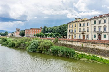 Floransa, İtalya - 25 Haziran 2018: Arno Nehri üzerindeki Floransa şehir ve kasaba manzarası, İtalya