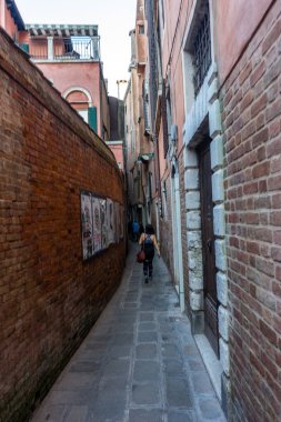 Venedik, İtalya - 30 Haziran 2018: Venedik 'in dar sokaklarında yürüyen insanlar