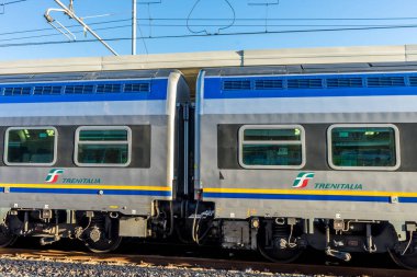İtalya - 25 Haziran 2018: İtalya 'nın kenar mahallelerinde Trenitalia treni