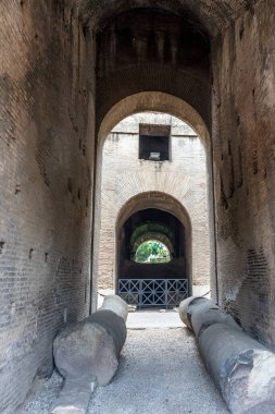 Roma, İtalya - 23 Haziran 2018: Roma Kolezyumu 'nun (Kolezyum, Colosseo) iç kesimi, Flavian Amfitiyatrosu olarak da bilinir. Ünlü dünya simgesi. Manzaralı şehir manzarası.