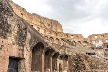Roma, İtalya - 23 Haziran 2018: Roma Kolezyumu 'nun (Kolezyum, Colosseo) iç kesimi, Flavian Amfitiyatrosu olarak da bilinir. Ünlü dünya simgesi. Manzaralı şehir manzarası.