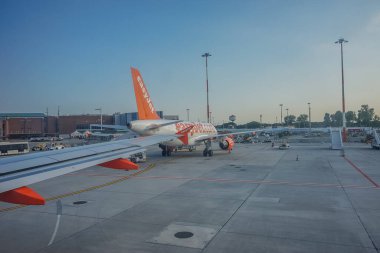 Venedik, İtalya - 01 Temmuz 2018: Venedik, İtalya 'daki Marco Polo havaalanındaki kolay jet uçakları