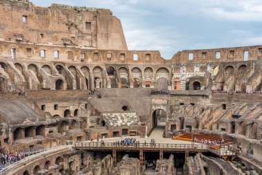 Roma, İtalya - 23 Haziran 2018: Roma Kolezyumu 'nun (Kolezyum, Colosseo) iç kesimi, Flavian Amfitiyatrosu olarak da bilinir. Ünlü dünya simgesi. Manzaralı şehir manzarası.