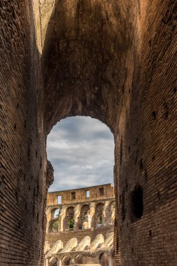 Roma, İtalya - 23 Haziran 2018: Roma Kolezyumu 'nun (Kolezyum, Colosseo) iç kesimi, Flavian Amfitiyatrosu olarak da bilinir. Ünlü dünya simgesi. Manzaralı şehir manzarası.